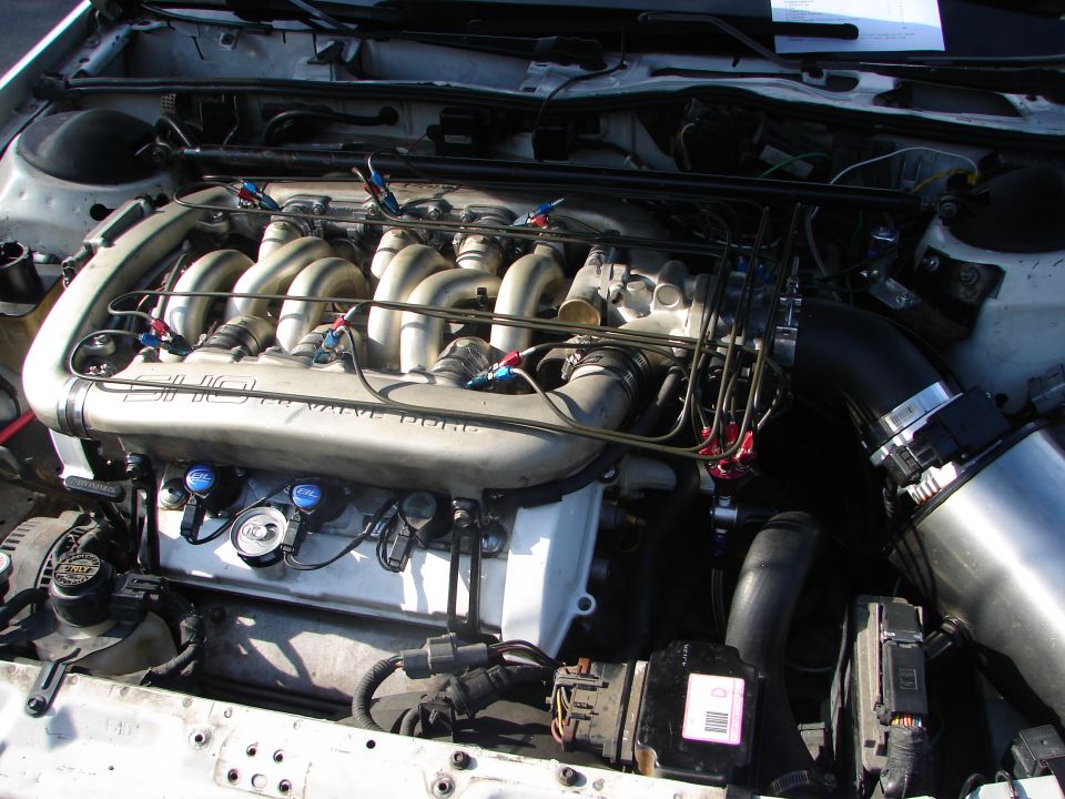 Engine with "SHO 32 VALVE DOHC" visible on intake manifold