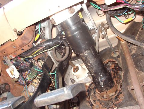 1983 Ford Bronco - Amazing how much better it works when the bracket is all there.
