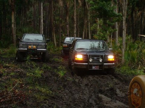 1992 Ford Bronco - Jon followed by Shane and Colbly on Stump Trail, waiting for the heep to get pulled out.