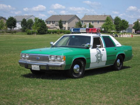 1991 Ford Crown Victoria - This police car has a distinctive body style that predates the 1991 model year claimed.