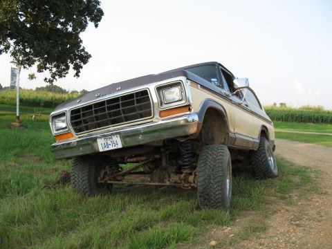1979 Ford Bronco - Crawl through and take more pics...