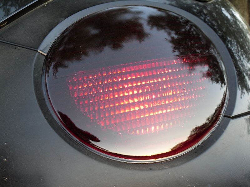 Round red taillight with grid pattern