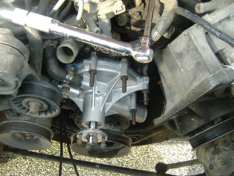 1989 Ford Bronco - New pump on and tightened. Torque on the water pump bolts said 12 to 18 ft/lbs, so I dialed in 15 on the torque wrench. Same goes for the f…