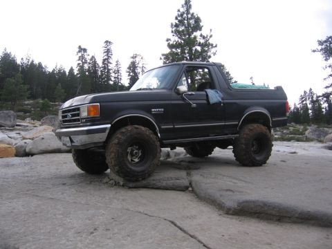 1989 Ford Bronco - This Ford Bronco appears to be from the late 1980s, not a 1989 model as claimed.