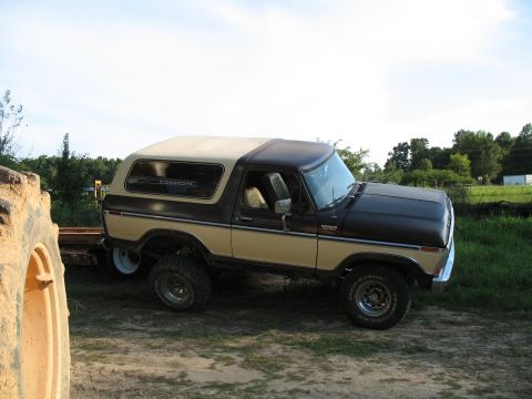 1979 Ford Bronco - leaning over