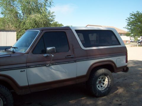 1985 Ford Bronco - This 1980s Ford Bronco shows a two-tone paint scheme and 4x4 badging.