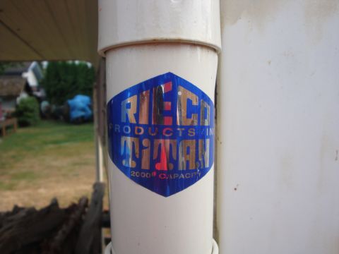 1988 Ford F-350 - A sticker on a pipe indicates a 2000 pound capacity.