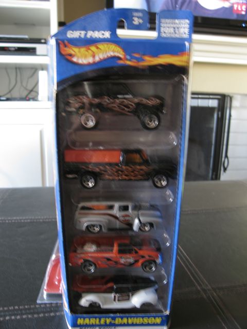 1986 Ford Bronco - This Hot Wheels gift pack contains five assorted diecast vehicles, each with unique paint schemes.