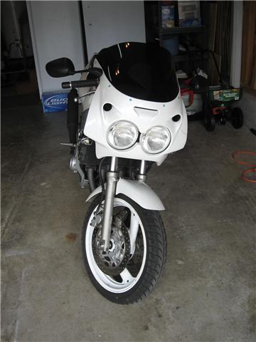 1990 Yamaha FZR600 - A white 1990 Yamaha FZR600 motorcycle is parked indoors, showing its dual headlights and front tire.
