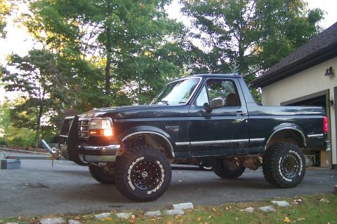 1992 Ford Bronco - This Ford Bronco appears to be from the mid-1990s, not 1992 as claimed.