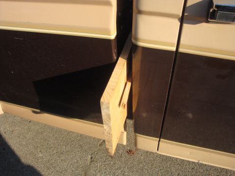 1988 Ford F-350 - Put wood inbetween the cab and bed for protection