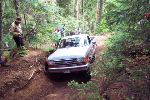 1989 Ford F-150 - Tough Hill on Naches Trail (Kaner Flats - WA).Yup found that root ball.