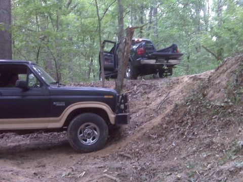 1983 Ford Bronco - I came back to that tight turn from the other side & made it into the bottom of the ravine again.