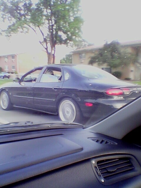 1999 Ford Taurus - This 1999 Ford Taurus is seen from the side, driving on a street.