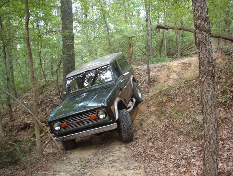 1975 Ford Bronco - It took ~5 points to make the turn on top of the burm.