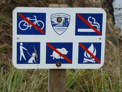 1989 Ford Bronco - This sign lists park rules, including prohibitions against bicycles, smoking, unleashed dogs, and campfires.