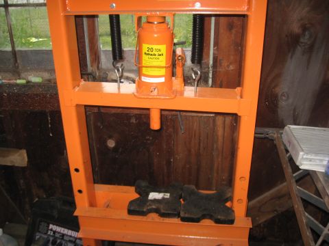 1995 Ford Bronco - A hydraulic press is shown with a 20-ton hydraulic jack and caution label.