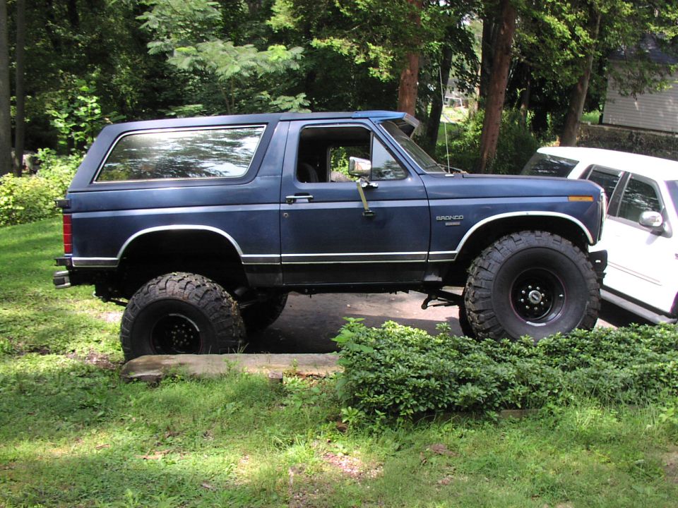 1986 Ford Bronco, lifted, side view, large tires