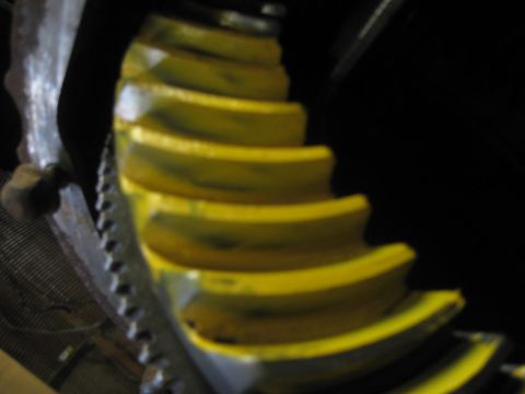 1995 Ford Bronco - Close-up of a yellow differential gear, with the Supermotors logo visible in the lower right corner.