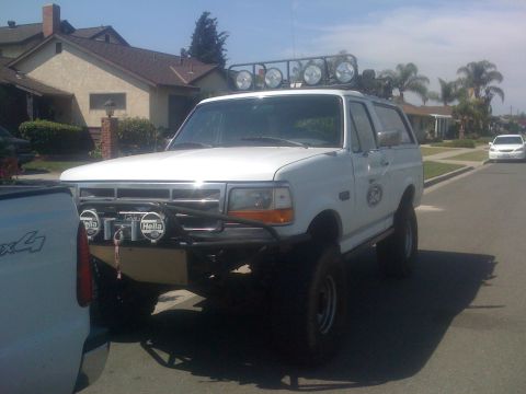 1995 Ford Bronco - This modified Ford Bronco appears to be from the early to mid-1990s, not a 1995 model.