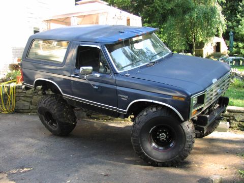 1986 Ford Bronco - This lifted blue Ford Bronco has a grille that suggests an early 1980s model year.