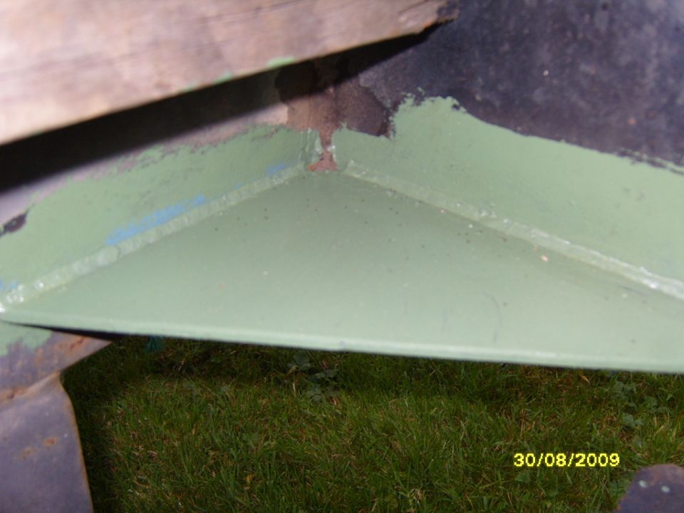 Painted metal frame with grass and wood in background. Watermark reads 30/08/2009 SUPERMOTORS www.supermotors.net