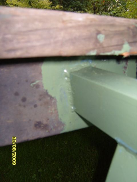 1989 Ford Bronco - A close-up view of a metal frame and wooden beam, with the date 30/08/2009 visible.