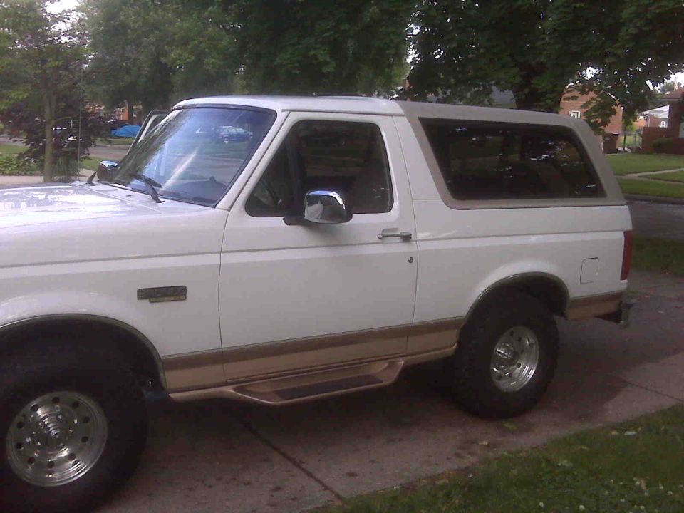 1995 Ford Bronco side view, white with tan trim and running boards