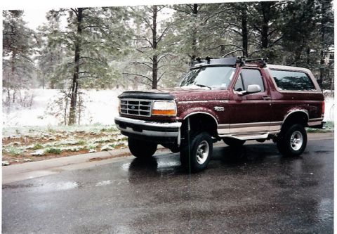 1996 Ford Bronco - Snowed stopped..time for poser shots with the new lift