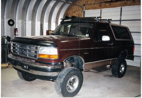 1996 Ford Bronco - This Ford Bronco appears to be a 1996 model, a lifted suspension and roof rack.