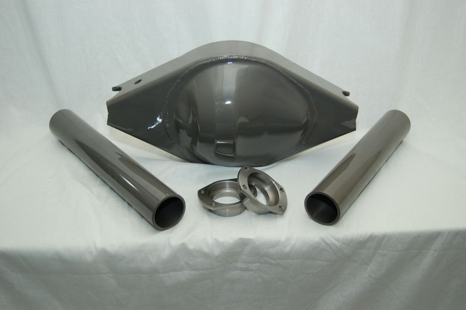 Rear axle differential housing with two axle tubes and bearing caps