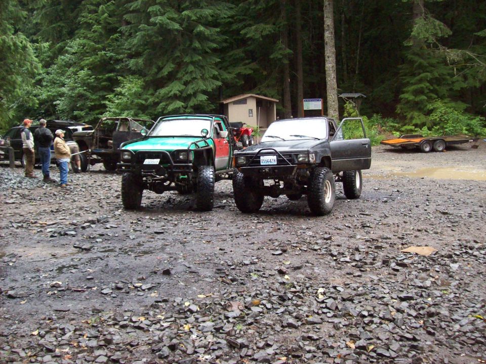 1985 Toyota Pickup/SR5, 3q-front view, black and green