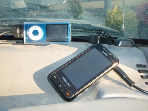 1995 Ford Bronco - An iPod and a Samsung smartphone are visible on the dashboard, connected to chargers.