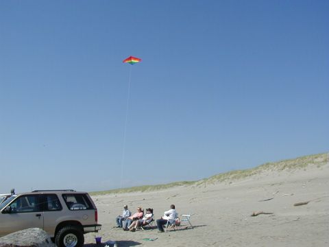 1996 Ford Bronco - Kite flying and fun in the sun on the beach at Fort Stevens State Park. (5/12/2002, by AK)