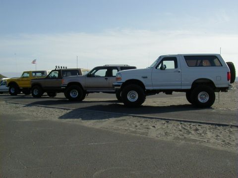 1996 Ford Bronco - Line up before taking off on the lost child search. (5/12/2002, by AK)