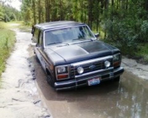 1986 Ford Bronco - Stuck in a deep rut. Gas tank, transfer case, and both axles stuck in the sandy soupy mud puddle. This little hole is rutted out alot deepe…