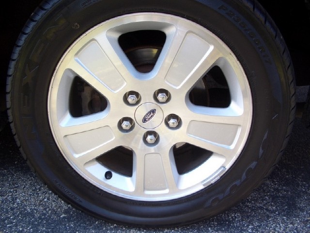 2004 Ford Crown Victoria LX Sport (stock)