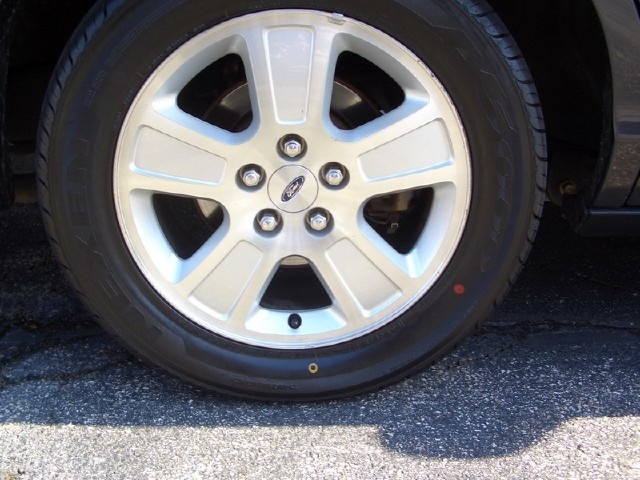 2004 Ford Crown Victoria LX Sport (stock)