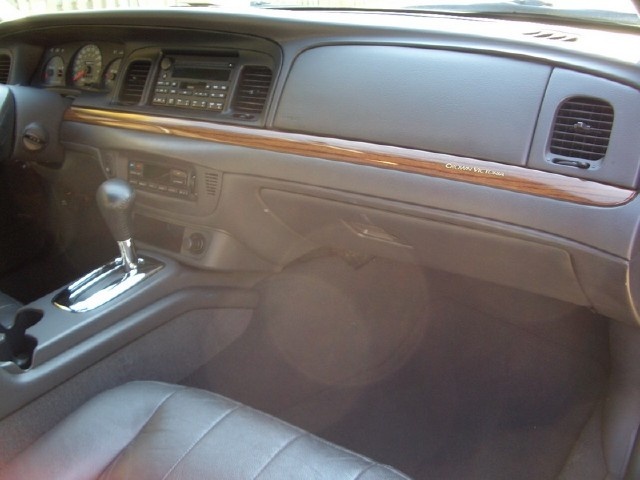 2004 Ford Crown Victoria LX Sport (stock)