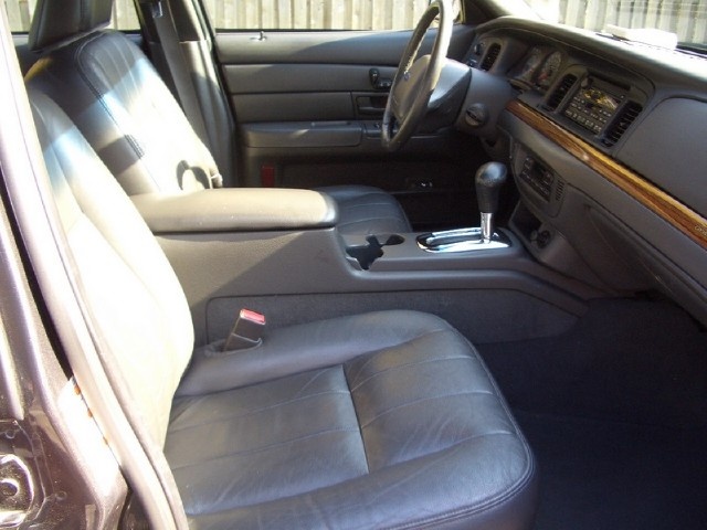 2004 Ford Crown Victoria LX Sport (stock)