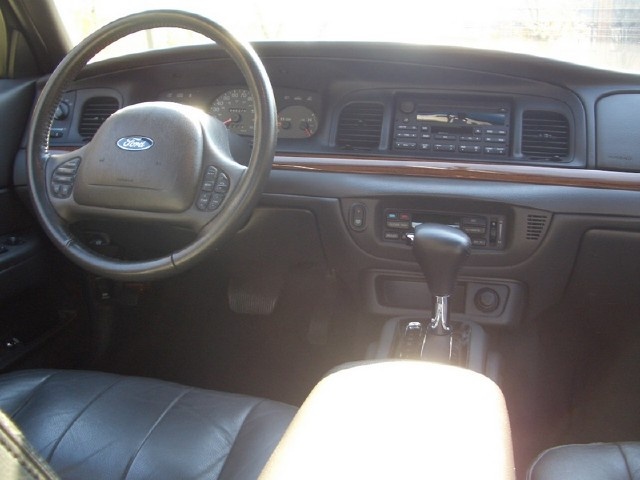 2004 Ford Crown Victoria LX Sport (stock)