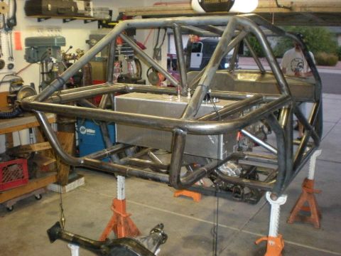 Suzuki Samurai - Custom tube chassis with a large fuel tank, likely for off-road use.