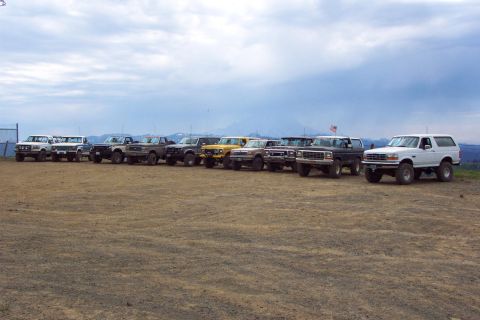 1996 Ford Bronco - Group picture at top of Ravens Roost with cloud covered Mount Rainier in the background. (7/13/2002)