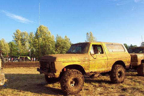 1996 Ford Bronco - Steve in the wash line after being eliminated by "lead foot" Gary (who was eliminated in the next round by Jim). (6/7/2003)