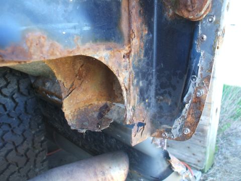 1990 Ford Bronco - Severe rust damage is evident on the wheel well and frame of this vehicle.