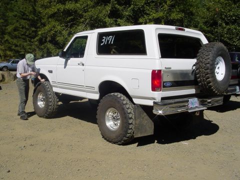 1996 Ford Bronco - Checking Pressure.(8/11/2002)(By Tim Crase)