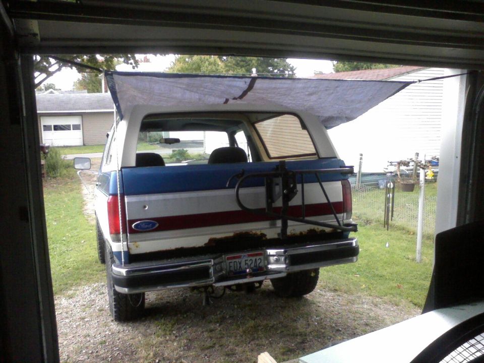 1991 Ford Bronco “Azul Con Raya Blanca”