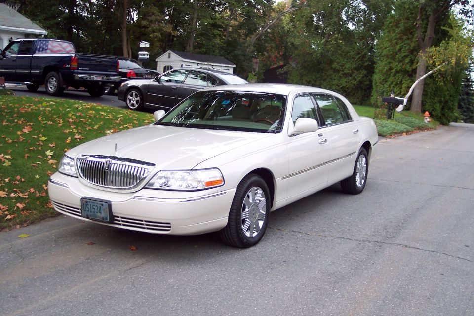 White 2001 Lincoln Town Car parked on street, front 3/4 view