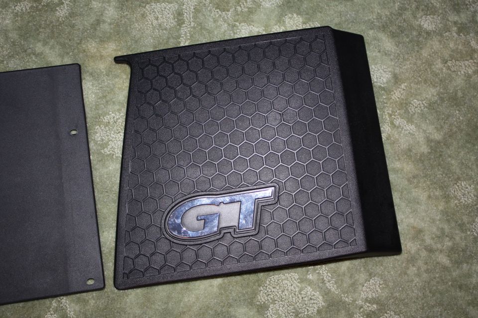 Black floor mat with honeycomb pattern and GT emblem