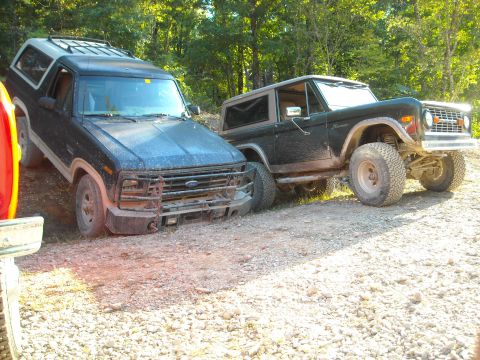 1983 Ford Bronco - The big buggies had been parking at max flex on the hillside by the pavillion, so I showed them something a little different. Frank parked…